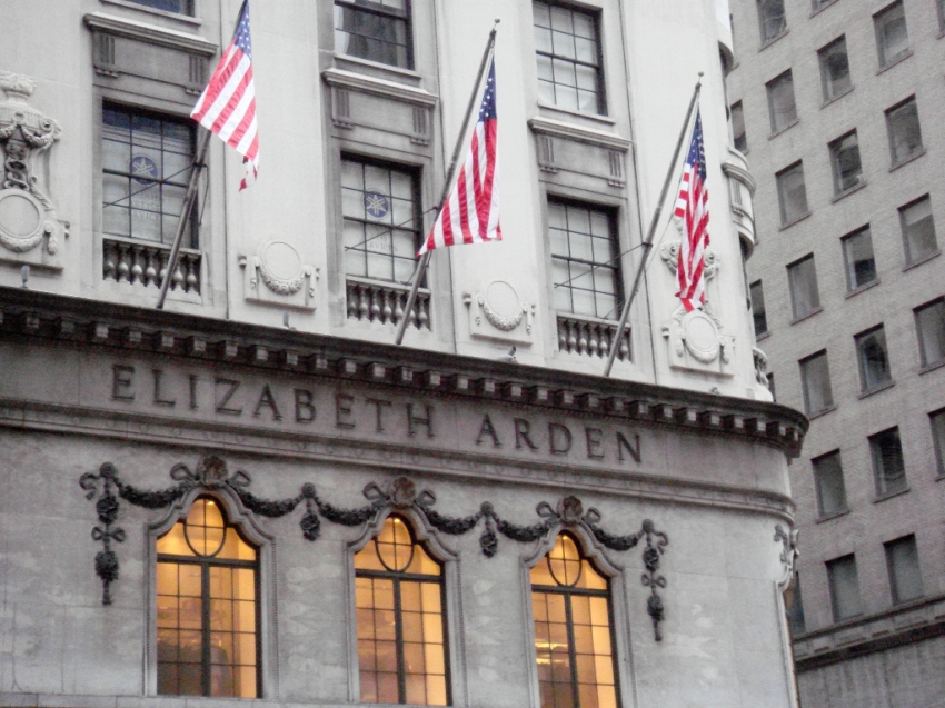 Elizabeth Arden, jv in Asia con Luxasia