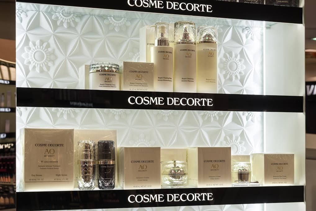 Cosme Decorte, nuova veste per le profumerie