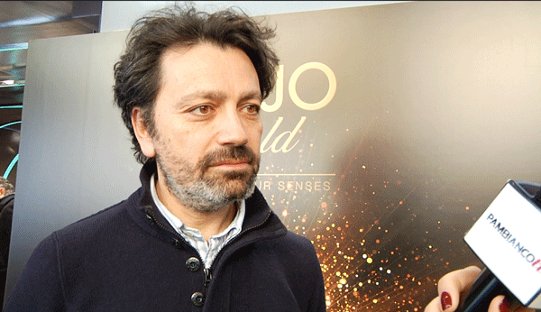 Perfume Holding lancia Liu Jo Gold