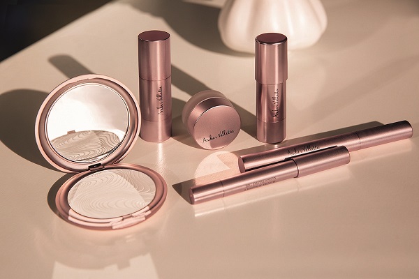 Amber Valletta fa il make-up con Douglas