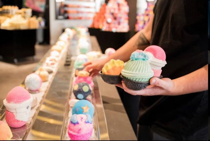 Lush sperimenta il ‘nastro trasportatore’