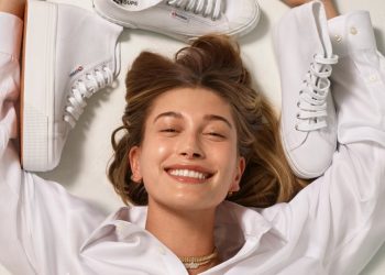 Hailey Bieber pronta al lancio della sua linea di skincare