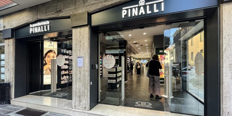 Pinalli entra nel settore healthcare e apre una parafarmacia