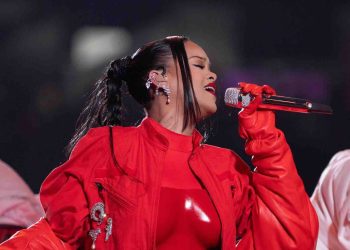 Super Bowl 2023, Rihanna si ritocca il make-up. E Fenty Beauty vola