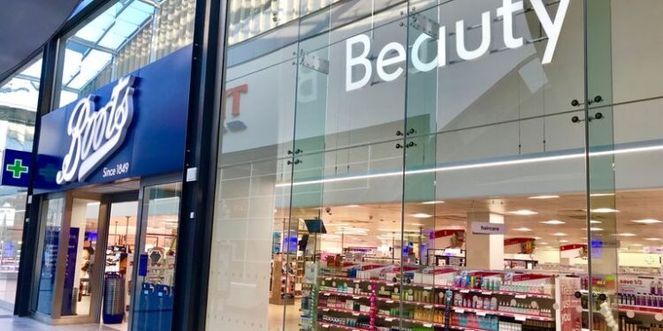 Boots chiuderà 300 negozi in UK nonostante la forte crescita