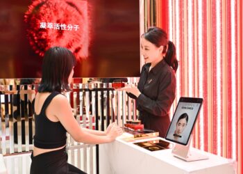 I turisti cinesi trainano la bellezza nel travel retail