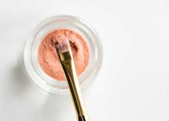 La Commissione Europea vieta le microplastiche aggiunte in cosmetica