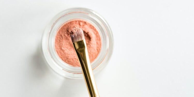 La Commissione Europea vieta le microplastiche aggiunte in cosmetica