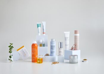 Skinius spinge sull’Europa e debutta online su Net-a-porter