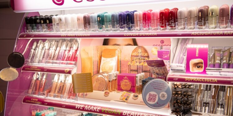 Cosnova crea il table display per il make-up Essence - Beauty Pambianconews