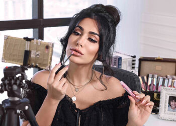 Huda Kattan torna come CEO di Huda Beauty e ridisegna il suo marchio