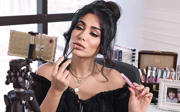 Huda Kattan torna come CEO di Huda Beauty e ridisegna il suo marchio