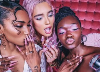 Nicki Minaj lancia Pink Friday Nails, marchio di unghie press-on