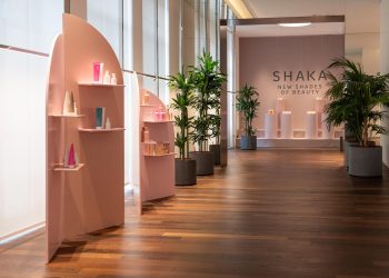 Shaka accelera con nuovi store, e-commerce e identità autonoma