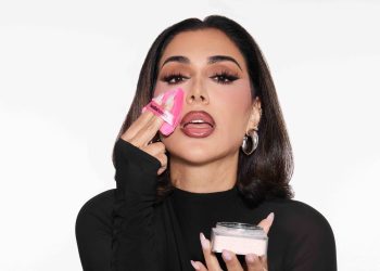 Huda Beauty torna indipendente. Huda Kattan riacquista il 100% del brand