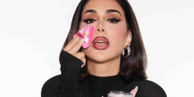 Huda Beauty torna indipendente. Huda Kattan riacquista il 100% del brand