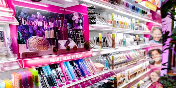 Cosnova Italia rafforza la presenza nel mass market con essence e Catrice