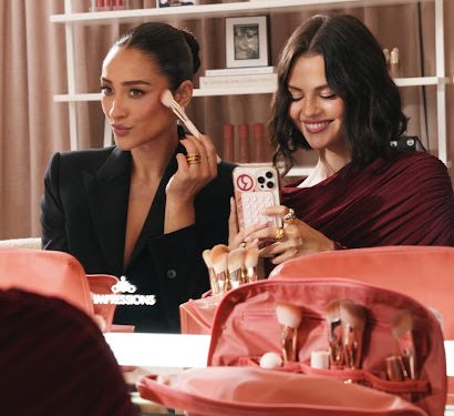 Selena Gomez e Shay Mitchell insieme per una collezione travel