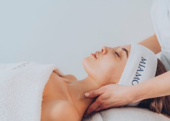 La nuova frontiera del ‘neckline modellage’ arriva nelle lounge Miamo