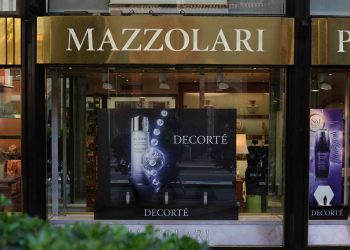 Decorté dialoga con il Salone del Mobile e prende forma nelle vetrine Mazzolari
