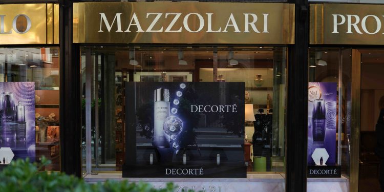 Decorté dialoga con il Salone del Mobile e prende forma nelle vetrine Mazzolari