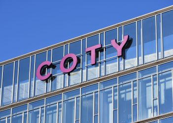 Coty ripristina i target di utile annuale, ma avverte sulle sfide in Medio Oriente