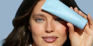 Chiude Covey, il brand di skincare fondato dalla modella Emily DiDonato