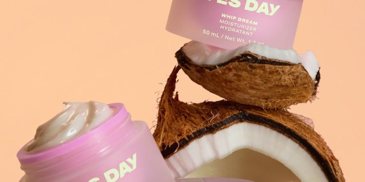 Urban Outfitters cresce nella cosmesi e lancia il brand di skincare Yes Day Beauty
