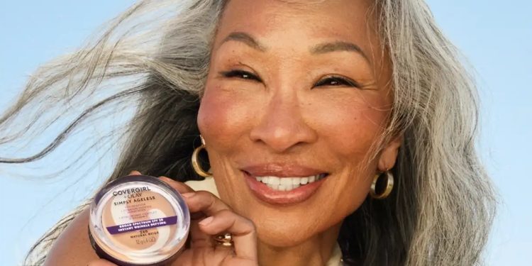 Covergirl cambia rotta. Il focus si sposta dalla Gen Z alla Generazione X